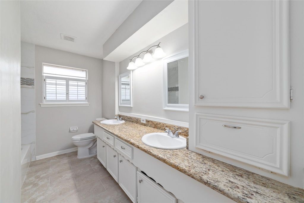 Secondary Bathroom - 25602 Oakhurst Dr