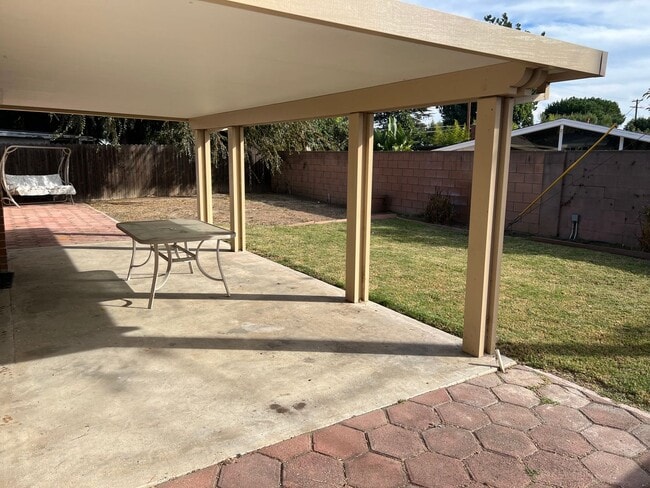 Building Photo - 3 Bed 2 Bath Home!