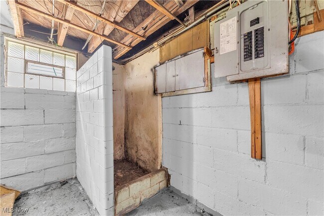 Building Photo - 204 Broad Ave NW