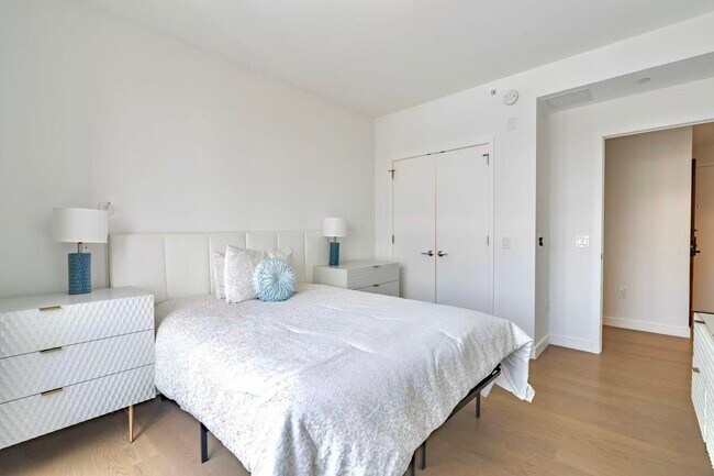 Building Photo - 75 Park Ln S