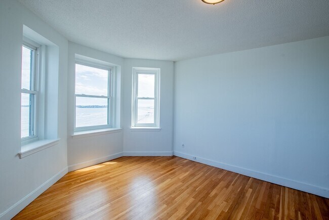 Building Photo - 285 Lynn Shore Dr