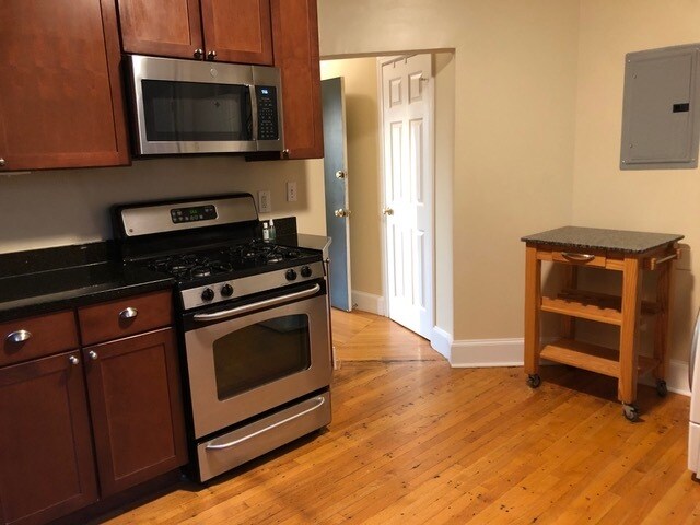 Building Photo - 40 Rockview St