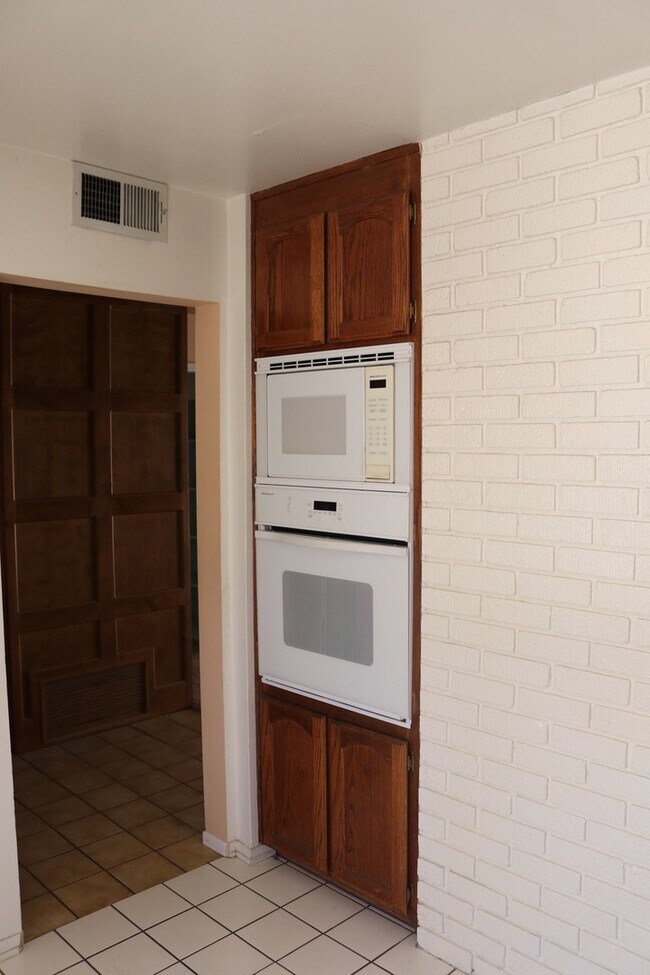 Building Photo - 19275 Symeron Rd