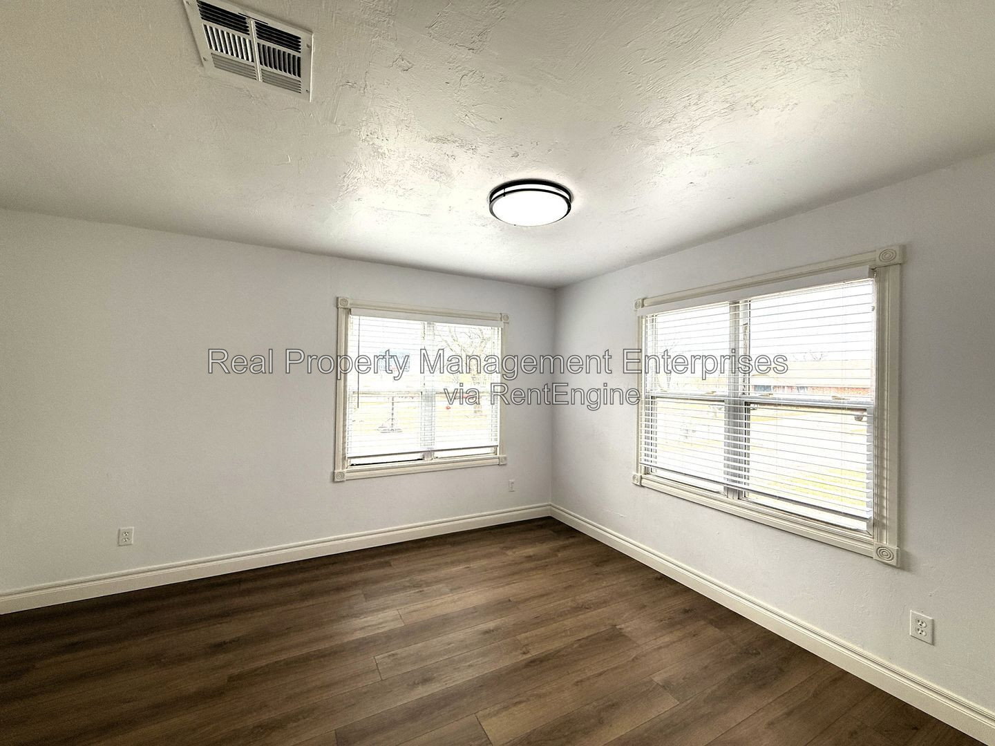 Building Photo - 418 S Main Ave