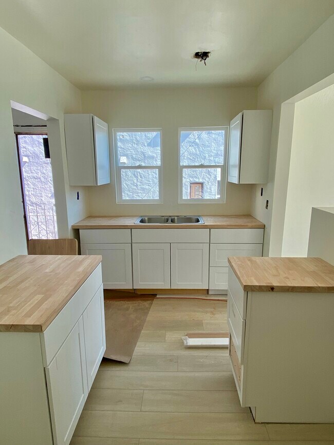 kitchen- brand new-appliances coming tomorrow! - 2921 Bellevue Ave