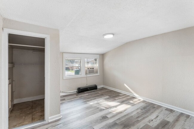 Building Photo - 3bdrm/1bath Home with large fenced yard  ** Section 8 OK ** $1,695.00