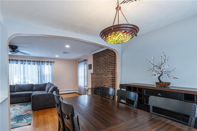 Building Photo - 25 Weeks St