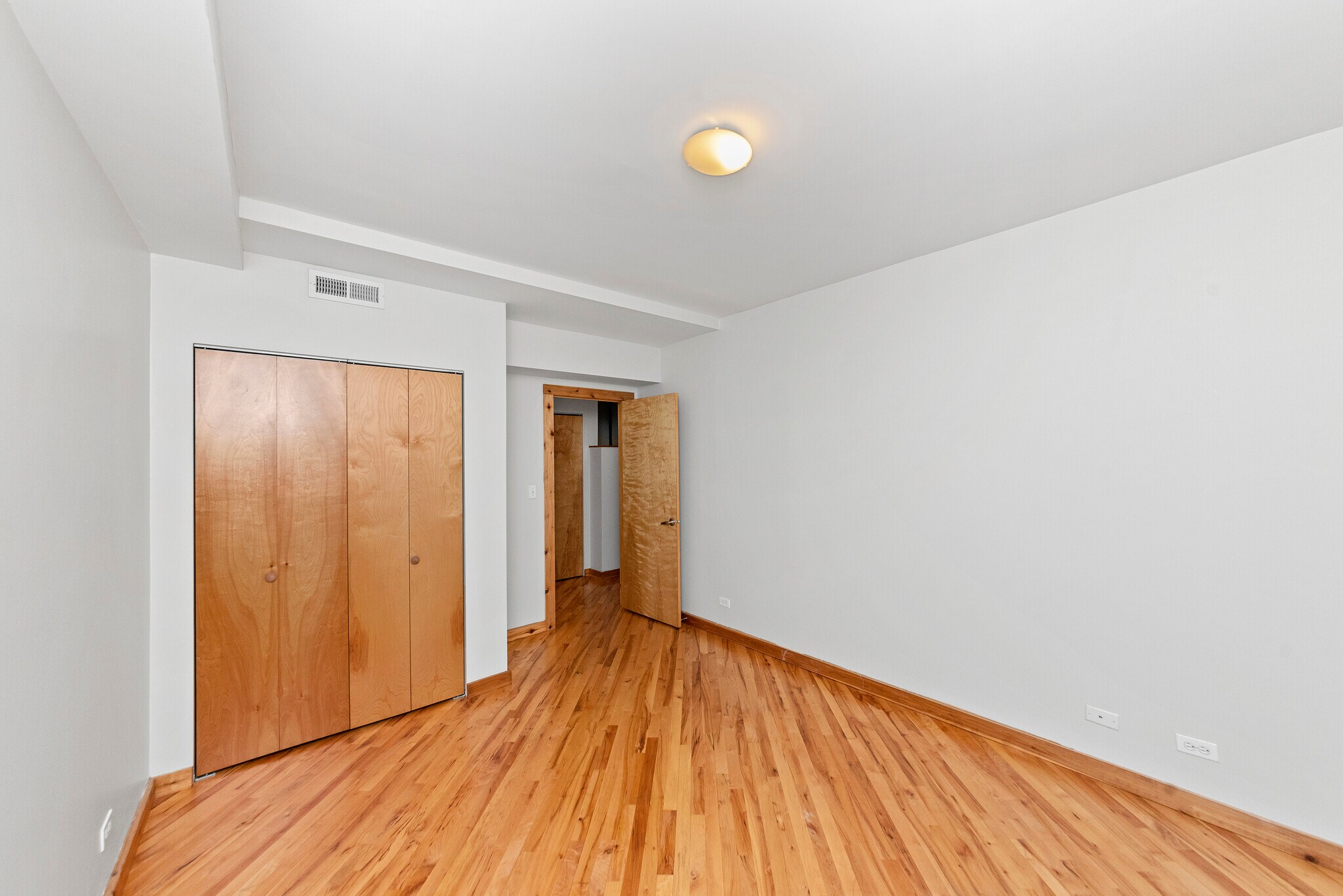 Building Photo - 1118 E Hyde Park Blvd