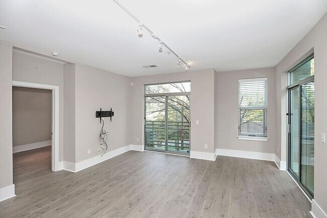 Building Photo - Industrial Corner 2BD/2BA Condo at Steelhaus in Plaza Midwood!