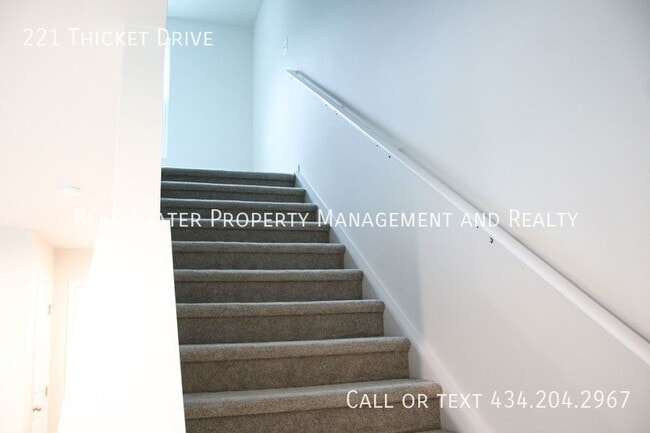 Building Photo - 221 Thicket Dr