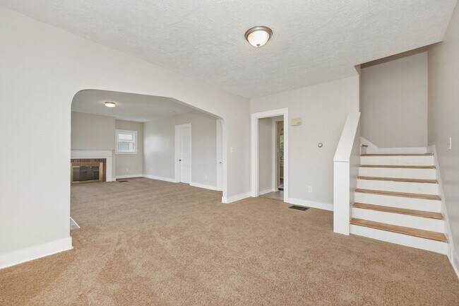 Building Photo - Three bedroom, one bathroom single in Springfield!