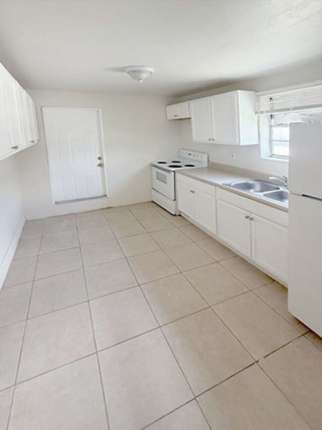 Building Photo - 1125 W 28th St