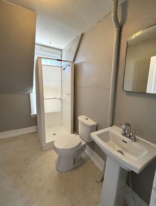 Building Photo - RENT SPECIAL - RENT REDUCED!!  2 Bedroom, 1 Bathroom apartment in great CF location!