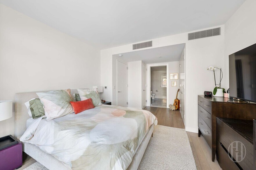 Building Photo - 505 W 43rd St