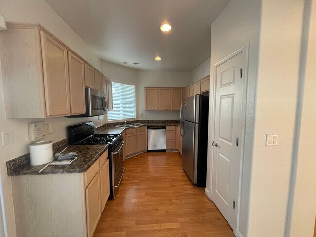 Building Photo - Nice single story, 3 bedroom, 2 bath plus 2 car garage home