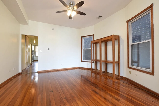 Building Photo - 2114 N California Ave