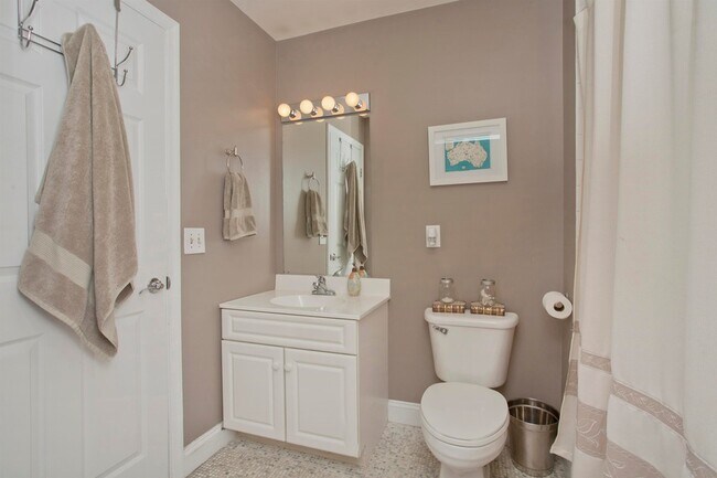 Building Photo - 400 9th St