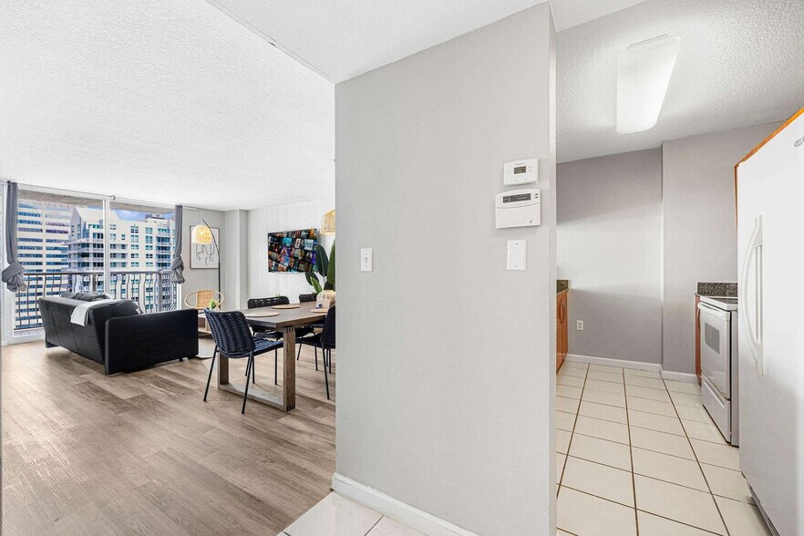 Building Photo - 1200 Brickell Bay Dr