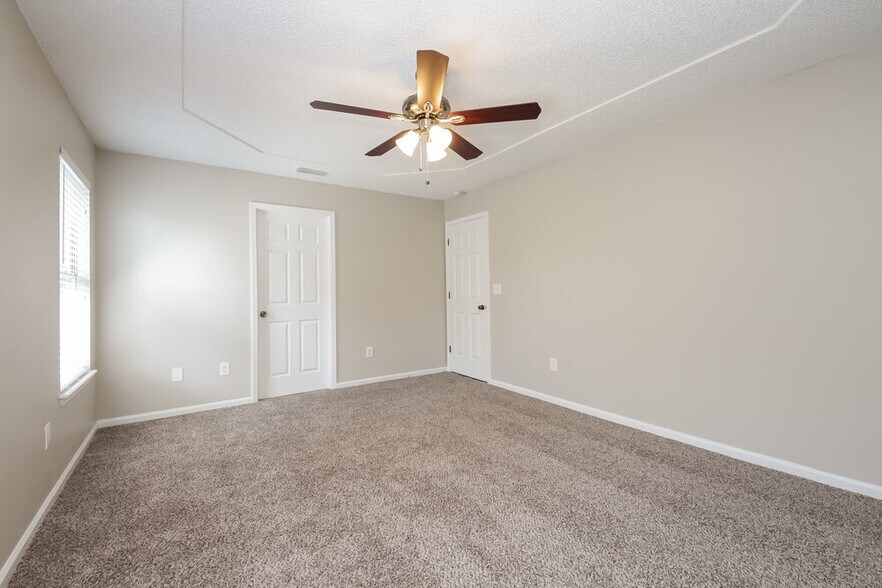 Building Photo - 3230 Chantilly Ct