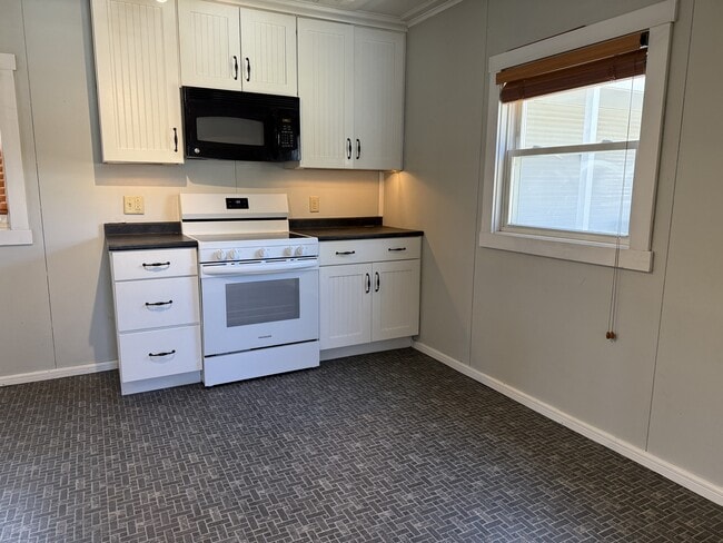 Building Photo - 43 Pleasant View St