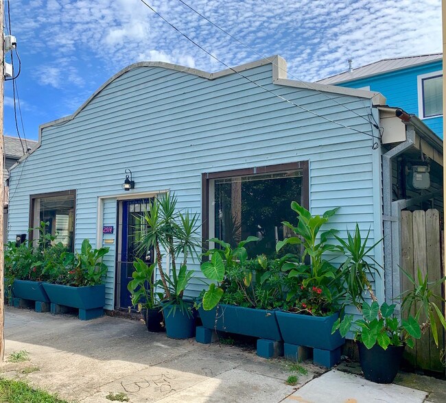 AMAZING LOCATION - 2514 Chartres St