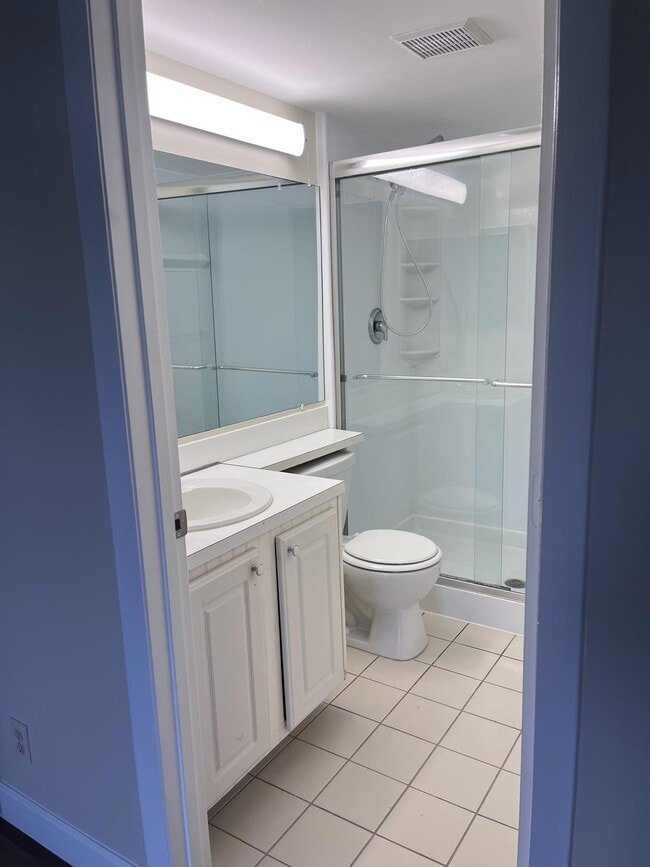 Main Bathroom - 1002 Green Pine Blvd