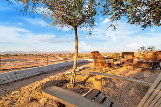 Building Photo - 2 Bedroom 1 Bath - Furnished Hilltop Home ...
