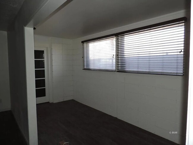 Building Photo - 409 N Sanders St