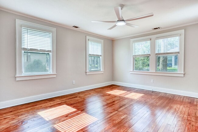 Building Photo - Renovated 2 bdrm home in East Savannah