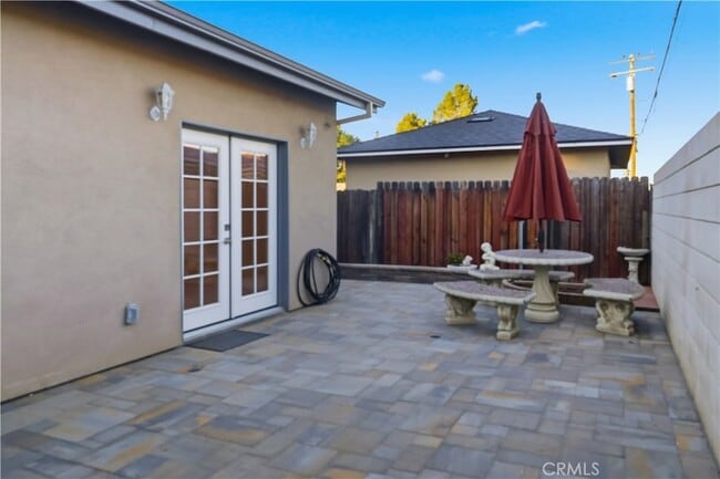 Building Photo - 215 E 2nd St