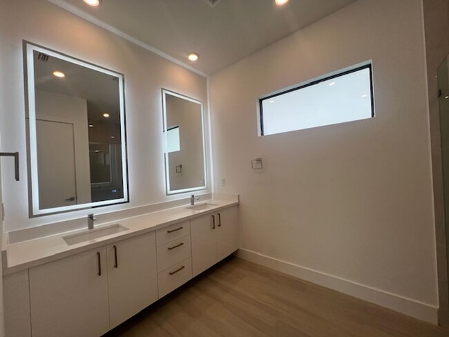 Building Photo - ? For Rent: Stunning 3 Bedroom, 2 Bath Poo...