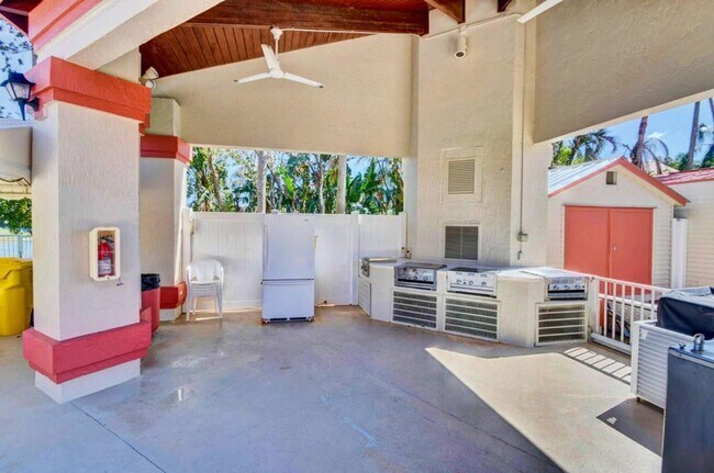 Building Photo - 7657 Lexington Club Blvd