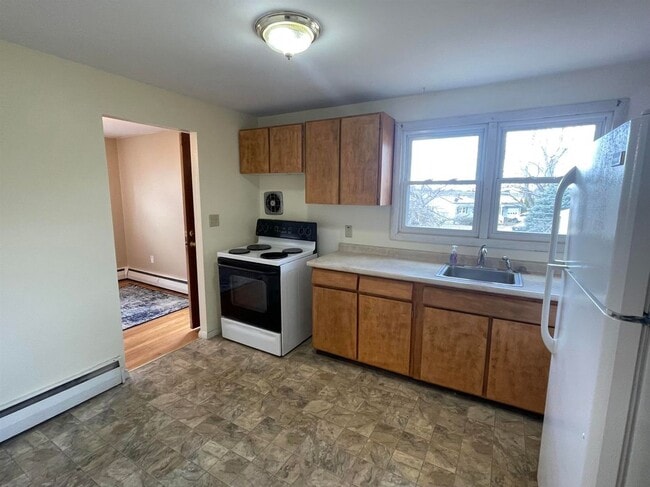 Building Photo - 10 Larry