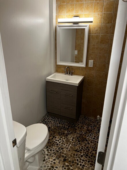 Bathroom #1 - 614 S K St