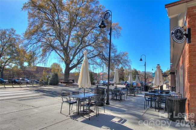 Building Photo - 1015 Sharon Dr