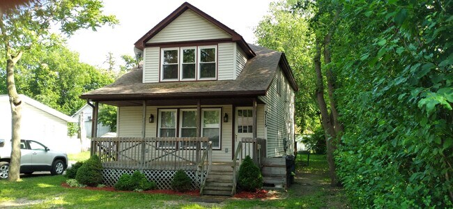 Building Photo - Nice 2 bedroom 1 Bath Upper Unit in Quiet ...