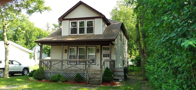 Building Photo - Nice 2 bedroom 1 Bath Upper Unit in Quiet area