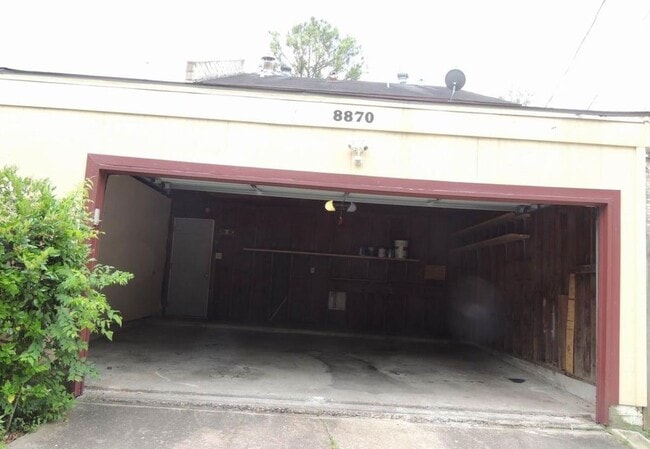 Building Photo - 8870 Kempwood Dr