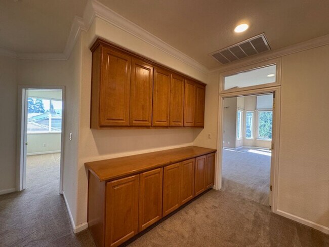 Building Photo - Gorgeous 5 bedroom + office, 4.5 bath Alam...