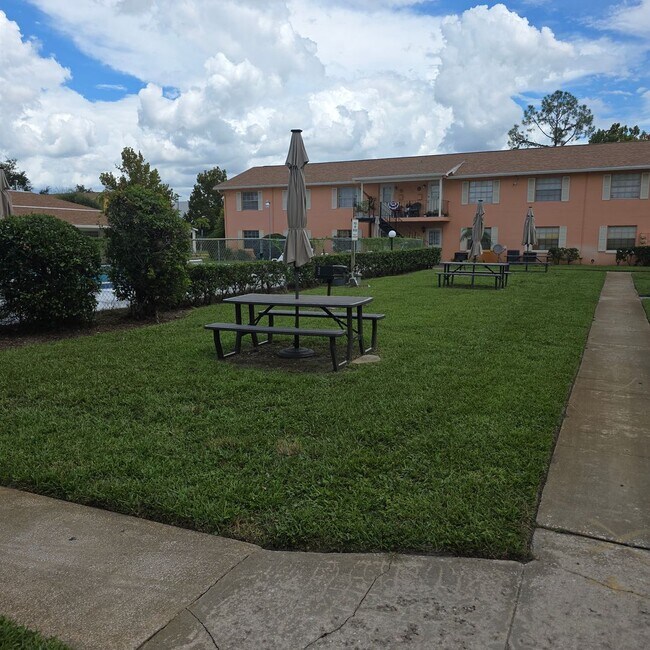 Building Photo - 1619 W Oak Ridge Rd