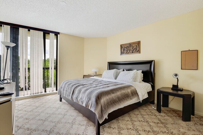 Building Photo - 5279 Fountains Dr S