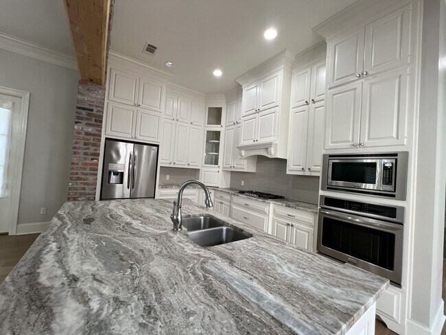 Building Photo - Stunning 4 bedroom, 3 bathroom 2 story hom...