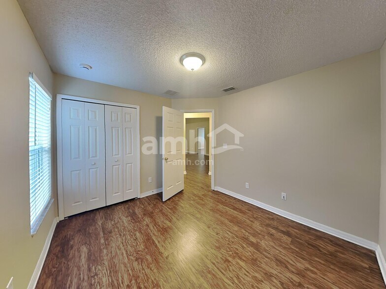 Building Photo - 1072 Bluegrass Dr