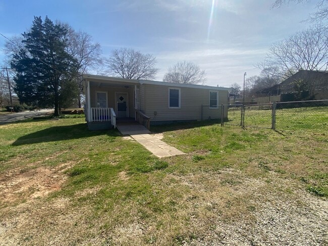 Primary Photo - 2 Bed, 1 Bath Home in Taylors is Available