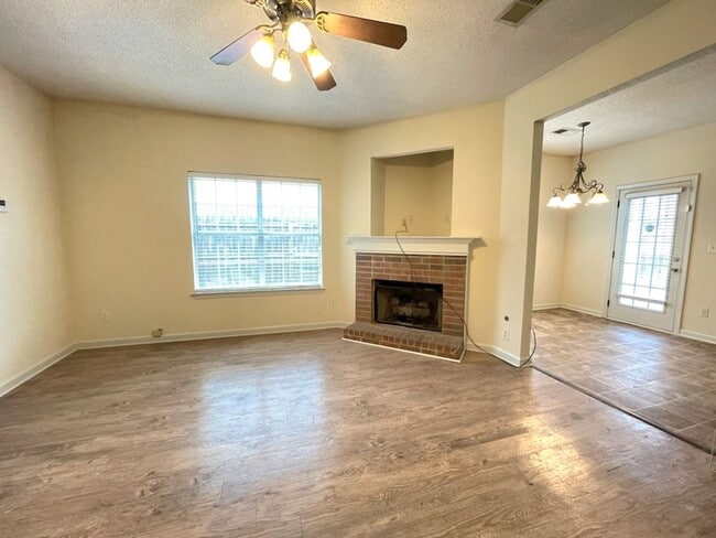 Building Photo - SPACIOUS 4BDR 2.5BA CONDO IN ARLINGTON SUBDIVISION