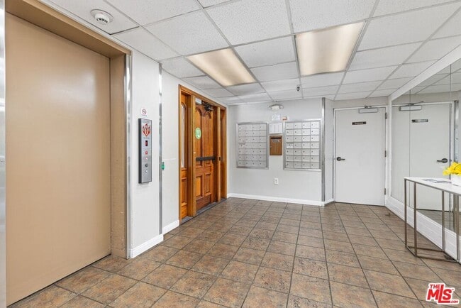 Building Photo - 12801 Moorpark St