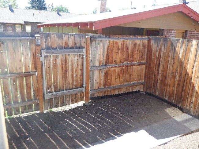 Building Photo - Historic Downtown Bend 1 Bed/1 Bath - NW G...