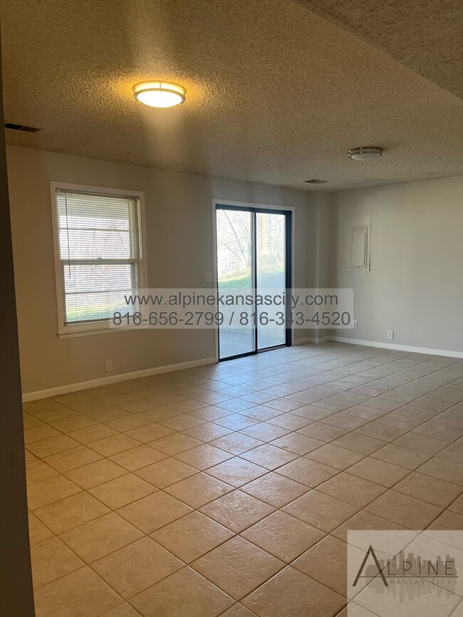 Building Photo - Spacious Parkville Ranch