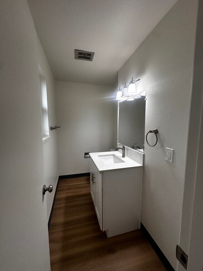 Building Photo - Spacious 3-Bedroom Apartment with Limited-...