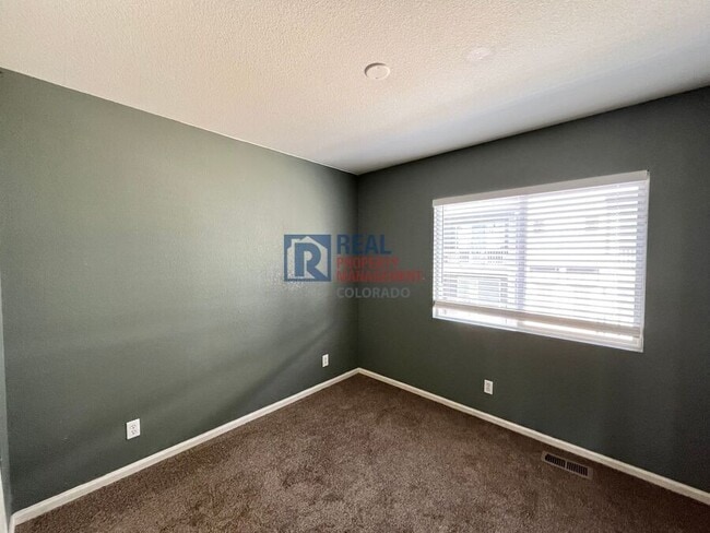 Building Photo - 5890 N Ceylon St